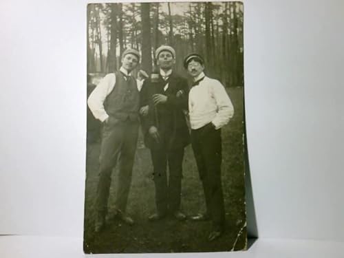 Studentika. Unbekannte Studentengruppe. Gruppenfoto. Alte Ansichtskarte / Postkarte s/w, gel. 1911. Drei junge Männer mit Bierfasche / Weinflasche ?, Poststempel : Berlin. Vintage / Nostalgie.