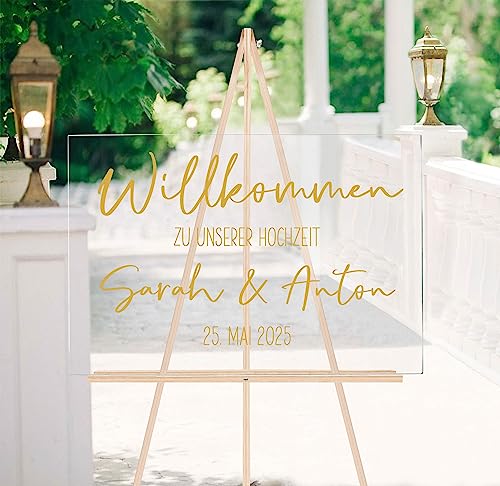 Miss Lovely WILLKOMMENS-Schild für die Hochzeit personalisiert mit Namen des Brautpaares & Hochzeits-Datum Material: Acryl Farbe: transparent Druckfarbe Gold Größe A2 42,0cm x 59,4cm