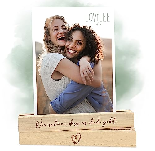 LOViLEE® Kartenhalter Holz im 2er Set, Wie schön, dass es dich gibt – Kartenständer inkl. extra Postkarten Download – Deko, Tischkartenhalter, Fotohalter und Foto Geschenk für Familie & Freunde