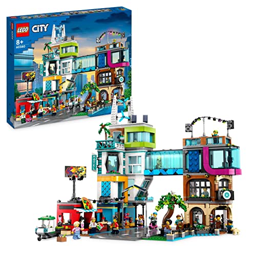 LEGO 60380 City Stadtzentrum Set, Modellbausatz, Spielzeug mit Spielzeugläden wie Friseur, Tierarzt, Hotel und Dachdisco mit Minifiguren und Straßenplatten, Geschenk zum Geburtstag für Kinder