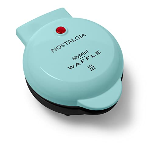 Nostalgia MyMini Persönlicher Elektrischer Waffelmaker, 12,7 cm Kochfläche, Waffeleisen für Röstis, French Toast, Gegrillten Käse, Quesadillas, Brownies, Kekse, Aqua, Wasserblau