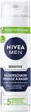 NIVEA MEN Sensitive Rasierschaum für Männer (200 ml), reichhaltiger Schaum mit Kamille und Vitamin E für eine sanfte Rasur, schützende Formel gegen Hautirritationen