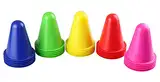 Idena 40622 - Pylonen 25 Stück, farbig sortierte Warn-Kegel aus Kunststoff, ca. 8 cm hoch, stapelbar, Verkehrshütchen für Sport, Freizeit, Slalom, Fußball und Vereine