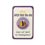 Kindergarten Geschenk Button „Biene“ mit Karte OHNE Nadel als Set! Kindergartengeschenk für den ersten Tag im Kindergarten, als Kita Starterset oder als Kindergartentüte Füllung - Jung und Mädchen