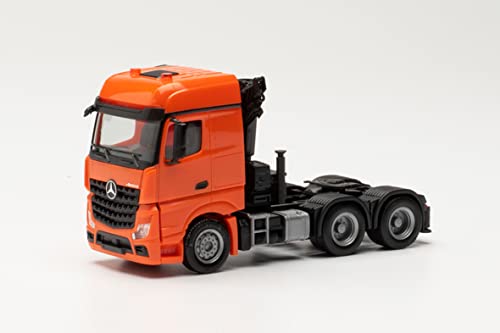 Herpa LKW Modell Mercedes Benz Arocs, Zugmaschine mit Ladekran und Heckabstützung, originalgetreu im Maßstab 1:87, Modell LKW für Diorama, Modellbau Sammlerstück, Deko Miniaturmodelle, Orange