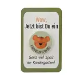 Kindergarten Geschenk Button „Tiger“ mit Karte OHNE Nadel als Set! Kindergartengeschenk für den ersten Tag im Kindergarten, als Kita Starterset oder als Kindergartentüte Füllung - Jung und Mädchen