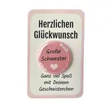 Liebevoller Große Schwester Button als Geschenk zur Geburt - Ohne Nadel, mit Kärtchen und sicheren Spangenclip als schönes Geschwistergeschenk