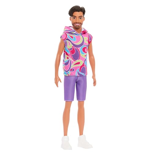 Barbie Fashionistas Ken-Puppe Nr. 227 mit Outfit, das an den Totally Hair Look erinnert, brünette Modepuppe mit kurzem Bart und schlankem Körperbau, Sammelfigur zum 65. Jubiläum, HRH26