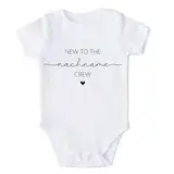 Nachname Baby body mit Name personalisierbar, Schwangerschaft verkünden, Body Baby, Geburtsgeschenk, Babybody personalisiert, Du wirst Papa Oma Opa Geschenk, New to the Crew Body (0-3 Monate Langarm)