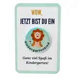 Kindergarten Geschenk Button „Löwe“ mit Karte OHNE Nadel als Set! Kindergartengeschenk für den ersten Tag im Kindergarten, als Kita Starterset oder als Kindergartentüte Füllung - Jung und Mädchen