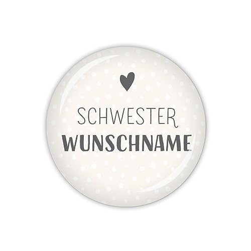 lijelove® PFLEGEHELDEN Schwester mit Wunschname, beige, als Button, Magnet, Taschenspiegel oder Flaschenöffner erhältlich (Art. MD09-01)