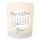 Satiniertes Teelichtglas „Kalender“ personalisiert mit Wunsch-Datum & Namen – Jahrestag Geschenk Hochzeit Kennenlerntag Jubiläumsgeschenk – Teelichthalter Windlicht ca. 8,5cm hoch (Grün)