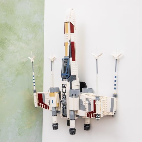 Brickify Wandhalterung kompatibel mit LEGO Star Wars 75355 UCS X-Wing - Premium Displayhalterung für UCS Raumschiff Modelle - Wand Display Mount Hook (Modell nicht enthalten)