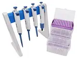 IVYX Scientific Komplettes Mikropipettenset:4 Pipetten (0,5-10 µl, 10-100 µl, 100-1000 µl, 1000-5000 µl); Pipettenständer; 3 Ständer mit 96 sterilen Pipettenspitzen.