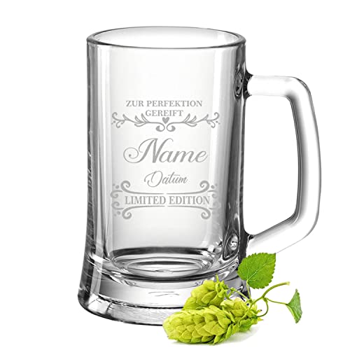 GRAVURZEILE Bierkrug mit Gravur - Zur Perfektion gereift - Personalisiert mit Namen & Datum - Geschenke für Sie & Ihn - Persönliches Geschenk zum Geburtstag oder zu Weihnachten - Größe: 0,5 L