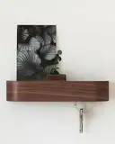 Kazai. Schlüsselbrett 'Fyndig' | Minimalistisches Schlüsselhaken-Design aus Berlin | Moderner Schlüsselhalter mit Ablage aus Holz | Schlüsselregal als Flur Möbel für die Wand | Walnuss