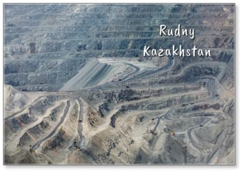 Riesiger Eisenerzbruch in Rudny, Kasachstan, Tagebau Rohmineralien für die Stahlproduktion, Maschinenabbau, Muldenkipper und Bagger bei der Arbeit, Kühlschrankmagnet