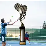eberix ·Tennis Pokal · mit Wunschgravur · Trophäe mit weißer Glanzsäule · Siegerpokal für Tennis-Turnier, Vereinsmeisterschaft, Schulsport, Doppelturnier · personalisierbar ·