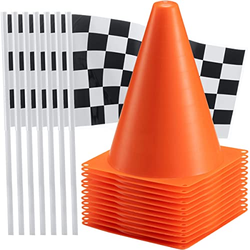 Verkehrs Pylonen und Karierte Zielflagge – 24 Teile, 12 Schwarz-Weiße Fähnchen auf Stöcken und 12 x 17,8 cm Große Orange Mini-Sicherheits-Hütchen für Kinder – Geburtstagsparty-Zubehör