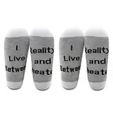 LEVLO Lustige Socken mit Aufschrift "I Live Between Reality and Theater", Geschenk für Drama Theater Liebhaber, Baumwollsocken Geschenke für sie - - Medium