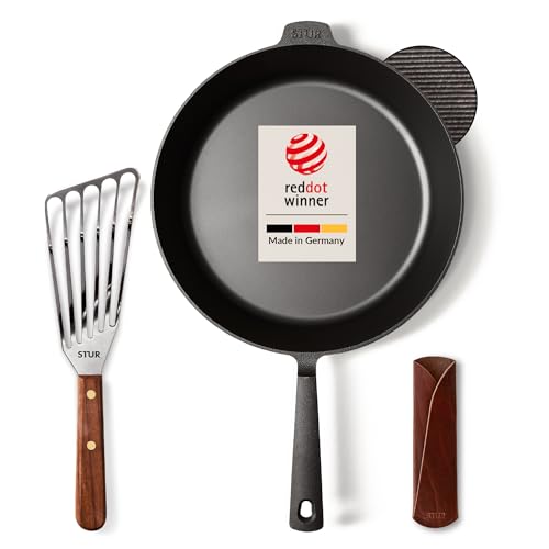 STUR® - ORIGINAL Starter-Set Gusseisenpfanne Induktion 28 cm inkl. Echtleder Griffschutz & Pfannenwender - Cast Iron Pan geschliffen für alle Herdarten - Kratzfeste Pfanne Gusseisen & Zubehör