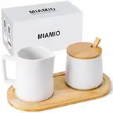 MIAMIO - Milch und Zucker Set mit Deckel und Löffel/Keramik Milchkännchen mit Holz Tablett - Mikrowellen- und Spülmaschinenfest (Weiß)