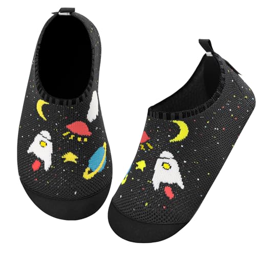 Kyopp Hausschuhe Kinder Junge Mädchen Pantoffeln Rutschfest Barfussschuhe Kindergarten Slippers für Atmungsaktive Weich Lauflernschuhe Kleinkinder Schuhe(Schwarzer-Kosmisch-1 26/27EU)