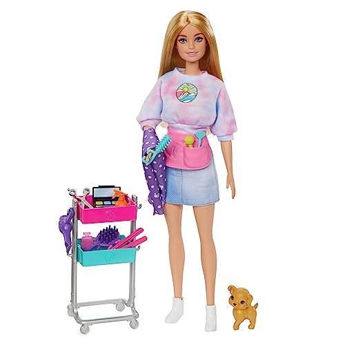 Barbie On Set Malibu Puppe und Zubehör - Frisierwagen, Haar- und Make-up-Accessoires, Schürze, Hündchen, für Kinder ab 3 Jahren, HNK95