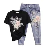 2 Teilig Grenze Beliebter Frühling Sommer Besticktes T Shirt Mit Drei Blumen Zerrissene Jeans Langes Damen Hosenanzug Lässig Modische Gerade Bein Jeanshose Outdoor Freizeitanzug (Black, M)