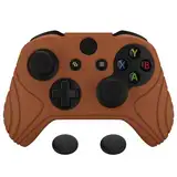 Playvital Hülle für Xbox One X/S Controller,Case Anti-Rutsche Schutzhülle Hülle ergonomische Griffe Skin & Stick Kappen für Xbox One X/S Controller(Samurai Edition,Signalbraun)