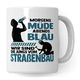 Tasse Straßenbau Straßen-Bauarbeiter Geschenk, Morgens müde abends blau wird sind die Jungs vom Straßenbau, Geschenk-Idee Beruf Bauarbeiter lustiger Spruch Kollegen, Kaffee-Becher (Weiß)