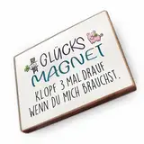 Kühlschrankmagnet mit Spruch - G - Handmade aus Buchenholz - Magnet für Kühlschrank Süß Witzig Lustig - Küchen Kühlschrank Deko 6.5cm x 5cm - Geschenk-Idee (Glücksmagnet klopf 3 mal drauf)