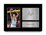 HWC Trading A4 Nikola Jokic Denver Nuggets Basketball Geschenke Gedrucktes Signiertes Autogramm Foto für Fans von Basketball Memorabilien - A4