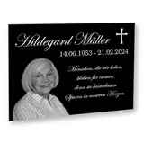INDIGOS UG - Gedenktafel mit Bild - 40x30 cm - wetterfeste Grabplatte als Grabstecker - Text und Datum - Schilder selbst gestalten mit Wunschname, Trauerspruch und Datum bedruckt