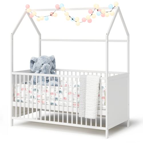 Bellabino Nika Babybett in Hausoptik 70 x 140 cm, Gitterbett und Hausbett für Kinder und Babys aus Kiefer Massivholz in weiß, 3-Fach höhenverstellbar inkl. Lattenrost