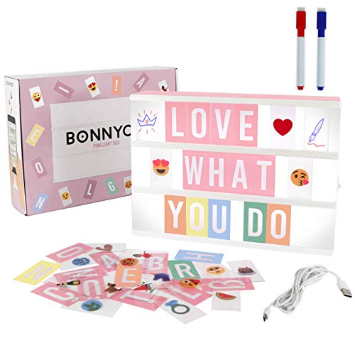 Light Box Rosa A4 mit 400 Buchstaben, Emojis, 2 Stifte, USB - BONNYCO | Ä Ö Ü ß | Pink Led Lightbox Buchstaben Geschenk für Frauen, Mädchen | Lichtbox mit Buchstaben Schlafzimmer Wohnzimmer Deko