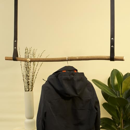 herbeschick.® Hängegarderobe Naturbursche | Naturstock mit Rinde | schwarze Lederriemen aus Büfelleder | verschiedene Größen | Made in Germany (Goldene Beschläge, 80 cm Lederriemen; 70 cm Stock)