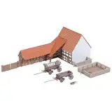 FALLER Landwirtschaftliches Gebäude mit Zubehör Modellbausatz mit 138 Einzelteilen 125 x 57 x 53mm I Modelleisenbahn Zubehör I Modelleisenbahn Gebäude, Braun und Creme