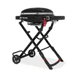 Weber Traveler Compact Gasgrill, 1 Brenner, 52 x 36cm Grillfläche, portabler Outdoor BBQ, mit Deckelthermometer, Stand mit Rädern einklappbar, passt praktisch in jeden Kofferraum - Schwarz (1500526)