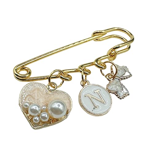 Baby Stecknadel mit Anfangsbuchstabe Anstecknadel Brosche personalisierte Baby Geschenk Mädchen Junge Glücksbringer Kinderwagen PIN (Herz & Schleife Weiß)