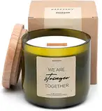 HAPPYSOY Duftkerze No. 4, 450g Sojawachs in hochwertig recyceltem Weinglas - mit Holzdeckel, Holzdocht - nachhaltiges Geschenk - brennt 90-100 Std - stronger together