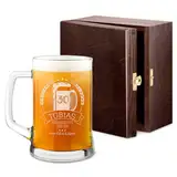 Maverton Bierkrug mit Gravur - Personalisierte Geschenke Männer - 500 ml - zu Weihnachten - Geburtstagsgeschenk für Herren Bierglas Papa - Geschenkidee für Bierfreunde - Prost!