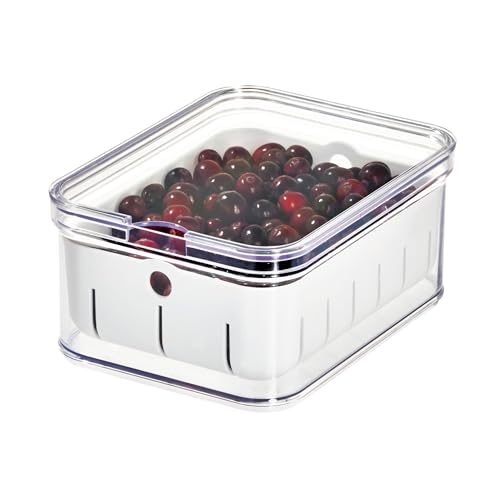 iDesign Kühlschrankbox für Früchte und Beeren, Aufbewahrungsbehälter aus BPA-freiem Kunststoff, Lebensmittelbox für Küche mit Abtropfkorb, durchsichtig, 21,1 cm x 16,1 cm x 9,9 cm