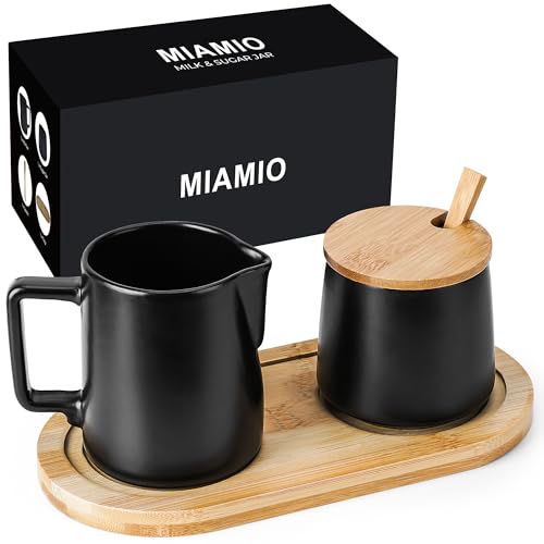 MIAMIO - Milch und Zucker Set mit Deckel und Löffel/Keramik Milchkännchen mit Holz Tablett - Mikrowellen- und Spülmaschinenfest (Schwarz)