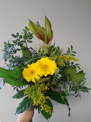 Frühlingserwachen - Bunter Blumenstrauß mit Gelben Chrysanthemen, Grüner Eukalyptus und Frischen Zweigen – mit kostenloser Glückwunschkarte - Perfekt für Frühling und Dekoration