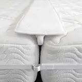 FeelAtHome 25,5 cm Liebesbrücke zum Verbinden von Zwei Einzelbetten zu einem Doppelbett - Matratzenkeil macht aus Zwei Einzelmatratzen eine Doppelmatratze - Matratzenverbinder mit Matratzenhalter Gurt