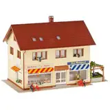 FALLER Metzgerei/Bäckerei Modellbausatz mit 569 Einzelteilen 190x125x125mm I Modelleisenbahn Zubehör H0 mit Fahrrädern I Modelleisenbahn H0 Metzgerei, Creme und Braun