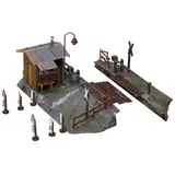 FALLER Feldwegübergang Modellbausatz mit 62 Einzelteilen 130 x 120 x 50 mm I Modelleisenbahn Zubehör H0 Gebäude I Modelleisenbahn H0 Übergang