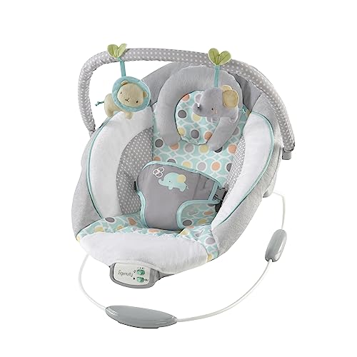 Ingenuity, Babywippe Morrison mit beruhigenden Vibrationen & 8 Melodien, Spielbogen mit 2 Spielzeugen, Lautstärkeregler, gepolsterter Kopfstütze, 3-Punkte-Gurt, ab der Geburt bis 9kg