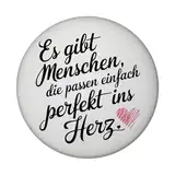 Es gibt Menschen, die passen perfekt ins Herz Magnet Eleganter Magnet mit schwarzem kursivem Text Perfekt ins Herz auf weißem Hintergrund verziert mit rosa Akzenten